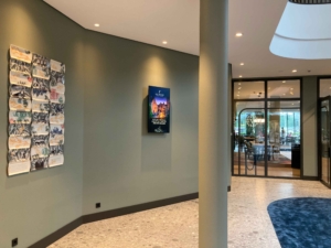 Muurobject bestaande uit rechthoekige schaaltjes, hergebruikt uit de inboedel van Hotel van der Valk in Venlo. Door ontwerper Esther Derkx voorzien van een veelkleurig ontwerp en gepersonaliseerd met foto's van de familie van der Valk als een stamboom. 2022