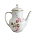 Vintage theepot met roze roosjes en twee fotomodellen uit de jaren '50