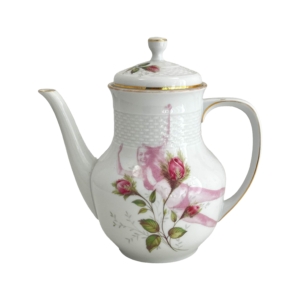 Vintage theepot met roze roosjes en twee fotomodellen uit de jaren '50